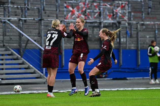 Fußball I Frauen I Saison 2025-2026 I Bundesliga I 17. Spieltag I Hamburger SV - RB Leipzig I 08.02.2026 Jubel, Begeisterung, Enthusiasmus, Euphorie, Freude, Glücksgefühl, Heiterkeit bei: Marlene Müller (27, RB Leipzig) Emilia Asgeirsdottir (8, RB Leipzig) Lou-Ann Joly (6, RB Leipzig) Hamburg Volkspark, Volksparkstadion, Stadion, Volkspark-Stadion Hamburg Deutschland Copyright: xLobeca FelixxSchlikisx