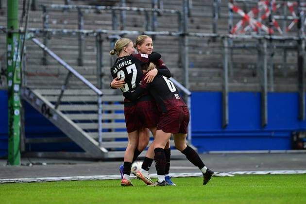 Fußball I Frauen I Saison 2025-2026 I Bundesliga I 17. Spieltag I Hamburger SV - RB Leipzig I 08.02.2026 Jubel, Begeisterung, Enthusiasmus, Euphorie, Freude, Glücksgefühl, Heiterkeit bei: Marlene Müller (27, RB Leipzig) Emilia Asgeirsdottir (8, RB Leipzig) Lou-Ann Joly (6, RB Leipzig) Hamburg Volkspark, Volksparkstadion, Stadion, Volkspark-Stadion Hamburg Deutschland Copyright: xLobeca FelixxSchlikisx