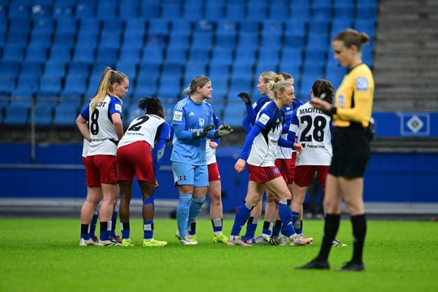 Fußball I Frauen I Saison 2025-2026 I Bundesliga I 17. Spieltag I Hamburger SV - RB Leipzig I 08.02.2026 Schaut enttäuscht, betrübt, deprimiert, frustriert, geknickt, gekränkt, niedergeschlagen, unzufrieden, ernüchtert, schlecht gelaunt: Hamburger SV Frauen Hamburg Volkspark, Volksparkstadion, Stadion, Volkspark-Stadion Hamburg Deutschland Copyright: xLobeca FelixxSchlikisx