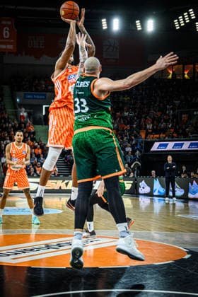 Neu Ulm, Deutschland, 08.02.26: Joel Soriano (ratiopharm ulm) und Maik Zirbes (VET-CONCEPT Gladiators Trier) im Zweikampf waehrend des Basketball Bundesliga Spiels zwischen ratiopharm ulm vs VET-CONCEPT Gladiators Trier in der ratiopharm Arena am 08. Februar 2026 in Neu Ulm, Deutschland. (Foto von Harry Langer DeFodi Images) ratiopharm Arena, Germany, 08.02.26: Joel Soriano (ratiopharm ulm) und Maik Zirbes (VET-CONCEPT Gladiators Trier) battle for the ball during the Basketball Bundesliga match between ratiopharm ulm vs VET-CONCEPT Gladiators Trier at Neu Ulm on February 8, 2026 in ratiopharm Arena, Germany. (Photo by Harry Langer DeFodi Images) (Photo by Harry Langer DeFodi Images) -