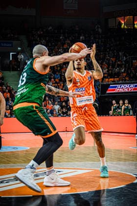 Neu Ulm, Deutschland, 08.02.26: Maik Zirbes (VET-CONCEPT Gladiators Trier) und Nelson Weidemann (ratiopharm ulm) im Zweikampf waehrend des Basketball Bundesliga Spiels zwischen ratiopharm ulm vs VET-CONCEPT Gladiators Trier in der ratiopharm Arena am 08. Februar 2026 in Neu Ulm, Deutschland. (Foto von Harry Langer DeFodi Images) ratiopharm Arena, Germany, 08.02.26: Maik Zirbes (VET-CONCEPT Gladiators Trier) und Nelson Weidemann (ratiopharm ulm) battle for the ball during the Basketball Bundesliga match between ratiopharm ulm vs VET-CONCEPT Gladiators Trier at Neu Ulm on February 8, 2026 in ratiopharm Arena, Germany. (Photo by Harry Langer DeFodi Images) (Photo by Harry Langer DeFodi Images) -