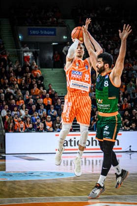 Neu Ulm, Deutschland, 08.02.26: Thomas Klepeisz (ratiopharm ulm) undBehnam Yakhchali (VET-CONCEPT Gladiators Trier) im Zweikampf waehrend des Basketball Bundesliga Spiels zwischen ratiopharm ulm vs VET-CONCEPT Gladiators Trier in der ratiopharm Arena am 08. Februar 2026 in Neu Ulm, Deutschland. (Foto von Harry Langer DeFodi Images) ratiopharm Arena, Germany, 08.02.26: Thomas Klepeisz (ratiopharm ulm) undBehnam Yakhchali (VET-CONCEPT Gladiators Trier) battle for the ball during the Basketball Bundesliga match between ratiopharm ulm vs VET-CONCEPT Gladiators Trier at Neu Ulm on February 8, 2026 in ratiopharm Arena, Germany. (Photo by Harry Langer DeFodi Images) (Photo by Harry Langer DeFodi Images) -