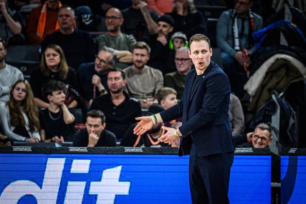 Neu Ulm, Deutschland, 08.02.26: Head Coach Jacques Schneider (VET-CONCEPT Gladiators Trier) gestikuliert, gestik waehrend des Basketball Bundesliga Spiels zwischen ratiopharm ulm vs VET-CONCEPT Gladiators Trier in der ratiopharm Arena am 08. Februar 2026 in Neu Ulm, Deutschland. (Foto von Harry Langer DeFodi Images) ratiopharm Arena, Germany, 08.02.26: Head Coach Jacques Schneider (VET-CONCEPT Gladiators Trier) gestures during the Basketball Bundesliga match between ratiopharm ulm vs VET-CONCEPT Gladiators Trier at Neu Ulm on February 8, 2026 in ratiopharm Arena, Germany. (Photo by Harry Langer DeFodi Images) (Photo by Harry Langer DeFodi Images) -