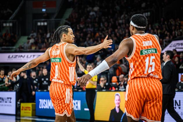 Neu Ulm, Deutschland, 08.02.26: Nelson Weidemann (ratiopharm ulm) und Justin Simon (ratiopharm ulm) gestikuliert, gestik waehrend des Basketball Bundesliga Spiels zwischen ratiopharm ulm vs VET-CONCEPT Gladiators Trier in der ratiopharm Arena am 08. Februar 2026 in Neu Ulm, Deutschland. (Foto von Harry Langer DeFodi Images) ratiopharm Arena, Germany, 08.02.26: Nelson Weidemann (ratiopharm ulm) und Justin Simon (ratiopharm ulm) gestures during the Basketball Bundesliga match between ratiopharm ulm vs VET-CONCEPT Gladiators Trier at Neu Ulm on February 8, 2026 in ratiopharm Arena, Germany. (Photo by Harry Langer DeFodi Images) (Photo by Harry Langer DeFodi Images) -