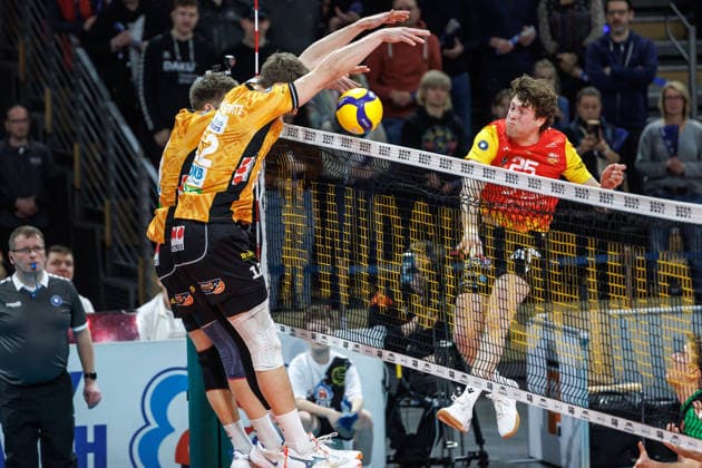 08.02.26, Berlin, Volleyball, 21. Spieltag, Berlin Recycling Volleys - BADEN VOLLEYS SSC Karlsruhe. Corey Mayotte spielt den Ball über das Netz. Berlin Recycling Volleys - BADEN VOLLEYS SSC Karlsruhe