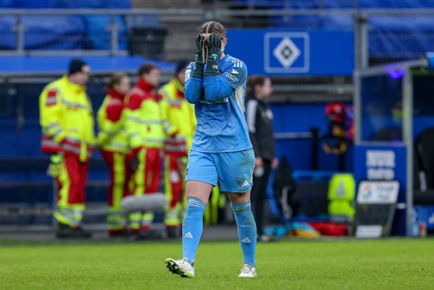 Lea Paulick (Torhüterin, Torwart, Hamburger SV, HSV, 25) enttäuscht schauend, Enttäuschung, hält sich die Hände vor das Gesicht, Emotion, Emotionen, Niederlage, DIE DFB-RICHTLINIEN UNTERSAGEN JEGLICHE NUTZUNG VON FOTOS ALS SEQUENZBILDER UND ODER VIDEOÄHNLICHE FOTOSTRECKEN. DFB REGULATIONS PROHIBIT ANY USE OF PHOTOGRAPHS AS IMAGE SEQUENCES AND OR QUASI-VIDEO., 08.02.2026, Hamburg (Deutschland), Fussball, Google Pixel Frauen-Bundesliga, Hamburger SV - RB Leipzig