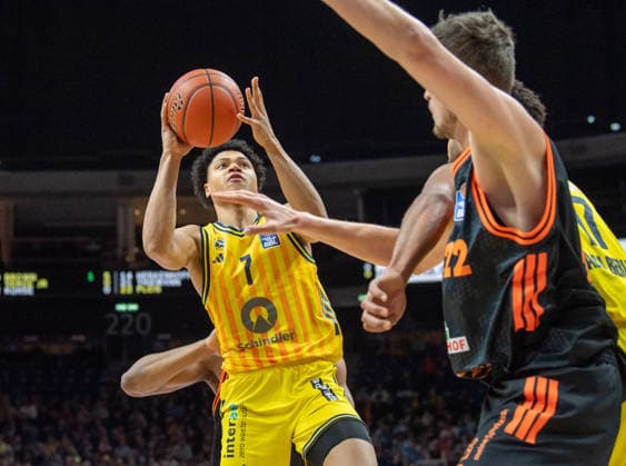 Basketball, Herren, Saison 2025 2026, easyCredit BBL (19. Spieltag), Alba Berlin - RASTA Vechta, v.l. Jack Kayil (Alba), Tibor Pleiß (Vechta), Norris Agbakoko (Alba), 08.02.2026, Copyright: xSebastianxRäppold MatthiasxKochx