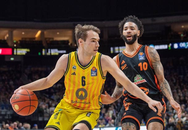 Basketball, Herren, Saison 2025 2026, easyCredit BBL (19. Spieltag), Alba Berlin - RASTA Vechta, v.l. Malte Delow (Alba), Tevin Brown (Vechta), 08.02.2026, Copyright: xSebastianxRäppold MatthiasxKochx