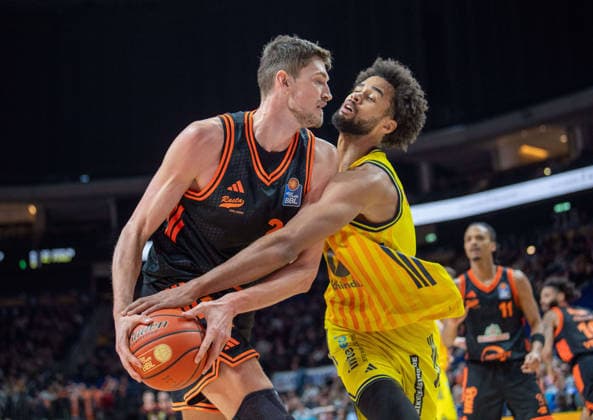 Basketball, Herren, Saison 2025 2026, easyCredit BBL (19. Spieltag), Alba Berlin - RASTA Vechta, v.l. Tibor Pleiß (Vechta), Norris Agbakoko (Alba), 08.02.2026, Copyright: xSebastianxRäppold MatthiasxKochx