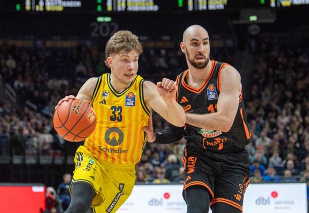 Basketball, Herren, Saison 2025 2026, easyCredit BBL (19. Spieltag), Alba Berlin - RASTA Vechta, v.l. Bennet Hundt (Alba), Tommy Kuhse (Vechta), 08.02.2026, Copyright: xSebastianxRäppold MatthiasxKochx