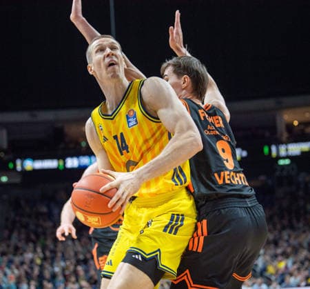 Basketball, Herren, Saison 2025 2026, easyCredit BBL (19. Spieltag), Alba Berlin - RASTA Vechta, v.l. Martynas Echodas (Alba), Joschka Ferner (Vechta), 08.02.2026, Copyright: xSebastianxRäppold MatthiasxKochx