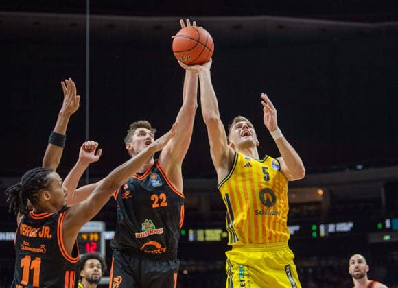 Basketball, Herren, Saison 2025 2026, easyCredit BBL (19. Spieltag), Alba Berlin - RASTA Vechta, v.l. Alonzo Verge Jr. (Vechta), Tibor Pleiß (Vechta), Sam Griesel (Alba), 08.02.2026, Copyright: xSebastianxRäppold MatthiasxKochx