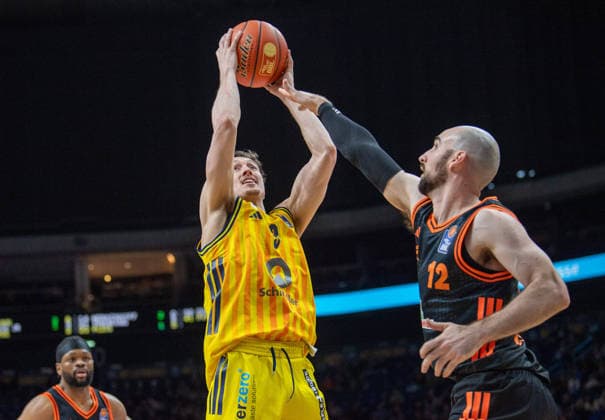 Basketball, Herren, Saison 2025 2026, easyCredit BBL (19. Spieltag), Alba Berlin - RASTA Vechta, v.l. Alex O Connell (Alba), Tommy Kuhse (Vechta), 08.02.2026, Copyright: xSebastianxRäppold MatthiasxKochx