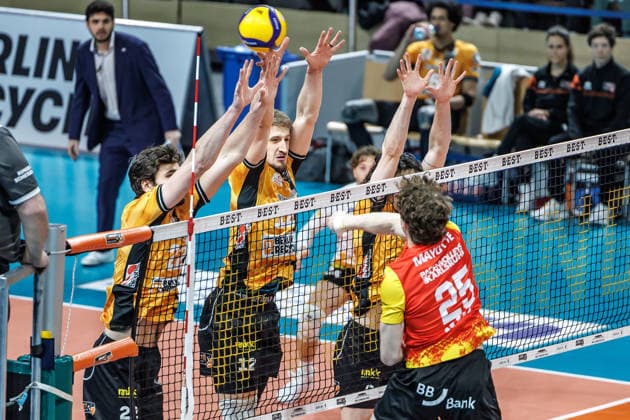 08.02.26, Berlin, Volleyball, 21. Spieltag, Berlin Recycling Volleys - BADEN VOLLEYS SSC Karlsruhe. Corey Mayotte spielt den Ball gegen den Block von Jake Hanes (BR Volleys), Florian Krage (BR Volleys) und Nolan Flexen (BR Volleys) über das Netz. Berlin Recycling Volleys - BADEN VOLLEYS SSC Karlsruhe
