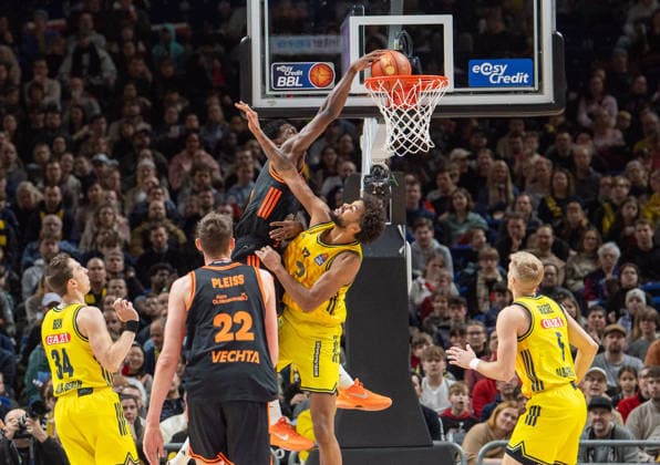 Basketball, Herren, Saison 2025 2026, easyCredit BBL (19. Spieltag), Alba Berlin - RASTA Vechta, Dank von TJ Bamba (Vechta) über Norris Agbakoko (Alba) hinweg, 08.02.2026, Copyright: xSebastianxRäppold MatthiasxKochx