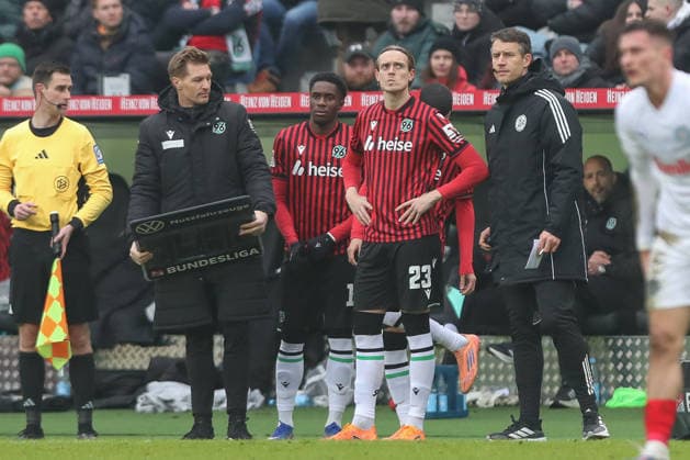 08.02.2026, xtgx, Fussball 2. Bundesliga, Hannover 96 - Holstein Kiel emspor, v.l. William Kokolo (Hannover, 19), Stefan Teitur Thordarson (Hannover, 23) Einwechslung, Wechsel (DFL DFB REGULATIONS PROHIBIT ANY USE OF PHOTOGRAPHS as IMAGE SEQUENCES and or QUASI-VIDEO) Hannover