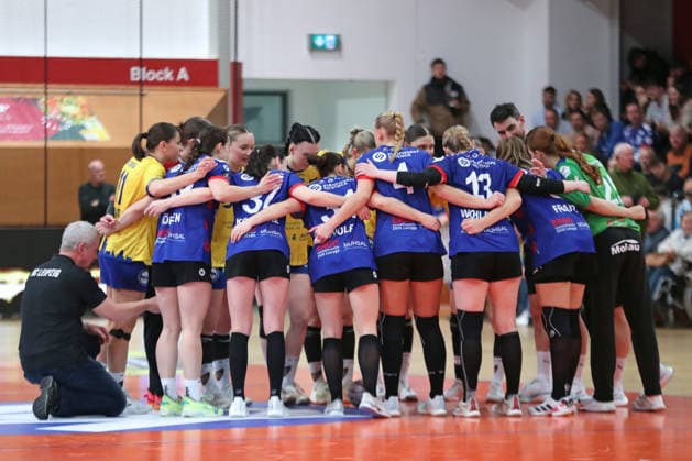 Handball, 2. Alsco HBF: HC Leipzig - Rostocker HC; 08.02.2026 Beide Teams bei der Begrüßung auf dem Spielfeld. 2. Alsco Handball Bundesliga Frauen, HBF, Saison 2025 2026, 17. Spieltag: HC Leipzig vs. Rostocker HC am 08.02.2026 in der Sporthalle Brüderstraße Leipzig. Copyright: xBEAUTIFULxSPORTS JanxKaeferx