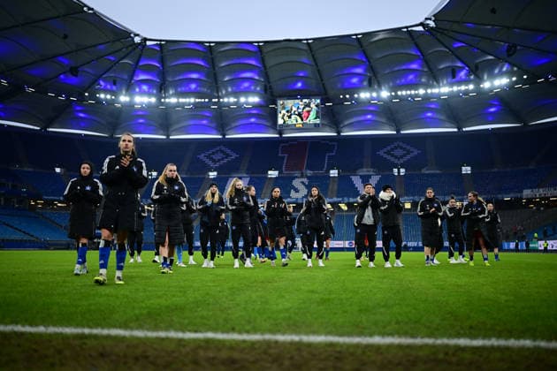 Fußball I Frauen I Saison 2025-2026 I Bundesliga I 17. Spieltag I Hamburger SV - RB Leipzig I 08.02.2026 Schaut enttäuscht, betrübt, deprimiert, frustriert, geknickt, gekränkt, niedergeschlagen, unzufrieden, ernüchtert, schlecht gelaunt: Hamburger SV Frauen zusammen vor den Fans Hamburg Volkspark, Volksparkstadion, Stadion, Volkspark-Stadion Hamburg Deutschland Copyright: xLobeca FelixxSchlikisx