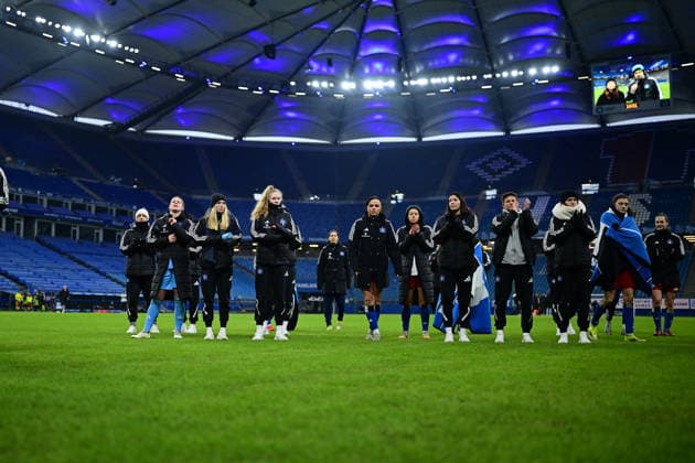 Fußball I Frauen I Saison 2025-2026 I Bundesliga I 17. Spieltag I Hamburger SV - RB Leipzig I 08.02.2026 Schaut enttäuscht, betrübt, deprimiert, frustriert, geknickt, gekränkt, niedergeschlagen, unzufrieden, ernüchtert, schlecht gelaunt: Hamburger SV Frauen zusammen vor den Fans Hamburg Volkspark, Volksparkstadion, Stadion, Volkspark-Stadion Hamburg Deutschland Copyright: xLobeca FelixxSchlikisx