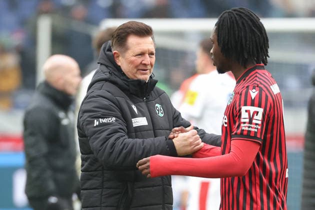 2. Bundesliga - Hannover 96 - Holstein Kiel am 08.02.2026 in der Heinz von Heiden Arena in Hannover Trainer Christian Titz (Hannover) und Hendry Aron Blank (Hannover) freuen sich nach Schlusspfiff
