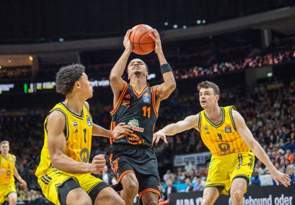 Basketball, Herren, Saison 2025 2026, easyCredit BBL (19. Spieltag), Alba Berlin - RASTA Vechta, v.l. Jack Kayil (Alba), Alonzo Verge Jr. (Vechta), Jonas Mattiseck (Alba), 08.02.2026, Copyright: xSebastianxRäppold MatthiasxKochx