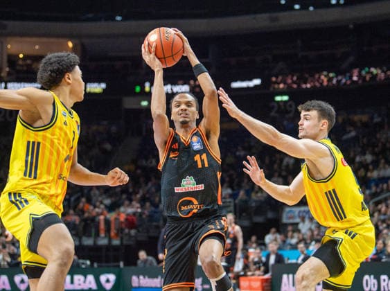 Basketball, Herren, Saison 2025 2026, easyCredit BBL (19. Spieltag), Alba Berlin - RASTA Vechta, v.l. Jack Kayil (Alba), Alonzo Verge Jr. (Vechta), Jonas Mattiseck (Alba), 08.02.2026, Copyright: xSebastianxRäppold MatthiasxKochx