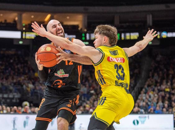 Basketball, Herren, Saison 2025 2026, easyCredit BBL (19. Spieltag), Alba Berlin - RASTA Vechta, v.l. Tommy Kuhse (Vechta), Bennet Hundt (Alba), 08.02.2026, Copyright: xSebastianxRäppold MatthiasxKochx