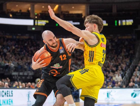 Basketball, Herren, Saison 2025 2026, easyCredit BBL (19. Spieltag), Alba Berlin - RASTA Vechta, v.l. Tommy Kuhse (Vechta), Bennet Hundt (Alba), 08.02.2026, Copyright: xSebastianxRäppold MatthiasxKochx