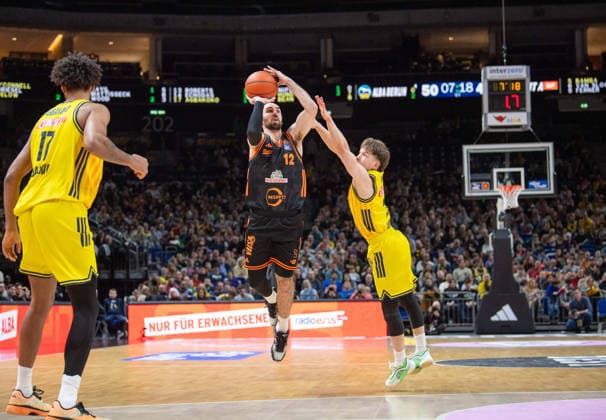 Basketball, Herren, Saison 2025 2026, easyCredit BBL (19. Spieltag), Alba Berlin - RASTA Vechta, v.l. Norris Agbakoko (Alba), Tommy Kuhse (Vechta), Bennet Hundt (Alba), 08.02.2026, Copyright: xSebastianxRäppold MatthiasxKochx