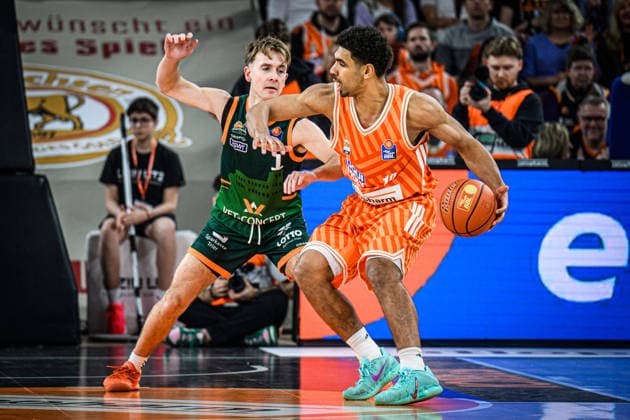Neu Ulm, Deutschland, 08.02.26: Steven Ashworth (VET-CONCEPT Gladiators Trier) Mark Smith (ratiopharm ulm) im Zweikampf waehrend des Basketball Bundesliga Spiels zwischen ratiopharm ulm vs VET-CONCEPT Gladiators Trier in der ratiopharm Arena am 08. Februar 2026 in Neu Ulm, Deutschland. (Foto von Harry Langer DeFodi Images) ratiopharm Arena, Germany, 08.02.26: Steven Ashworth (VET-CONCEPT Gladiators Trier) Mark Smith (ratiopharm ulm) battle for the ball during the Basketball Bundesliga match between ratiopharm ulm vs VET-CONCEPT Gladiators Trier at Neu Ulm on February 8, 2026 in ratiopharm Arena, Germany. (Photo by Harry Langer DeFodi Images) (Photo by Harry Langer DeFodi Images) -