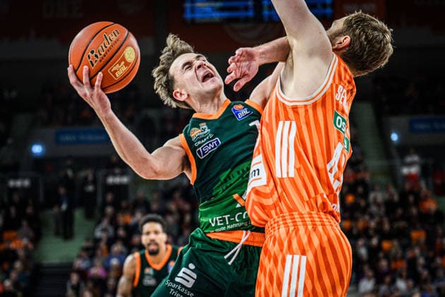 Neu Ulm, Deutschland, 08.02.26: Steven Ashworth (VET-CONCEPT Gladiators Trier) undChristian Sengfelder (ratiopharm ulm) im Zweikampf waehrend des Basketball Bundesliga Spiels zwischen ratiopharm ulm vs VET-CONCEPT Gladiators Trier in der ratiopharm Arena am 08. Februar 2026 in Neu Ulm, Deutschland. (Foto von Harry Langer DeFodi Images) ratiopharm Arena, Germany, 08.02.26: Steven Ashworth (VET-CONCEPT Gladiators Trier) undChristian Sengfelder (ratiopharm ulm) battle for the ball during the Basketball Bundesliga match between ratiopharm ulm vs VET-CONCEPT Gladiators Trier at Neu Ulm on February 8, 2026 in ratiopharm Arena, Germany. (Photo by Harry Langer DeFodi Images) (Photo by Harry Langer DeFodi Images) -