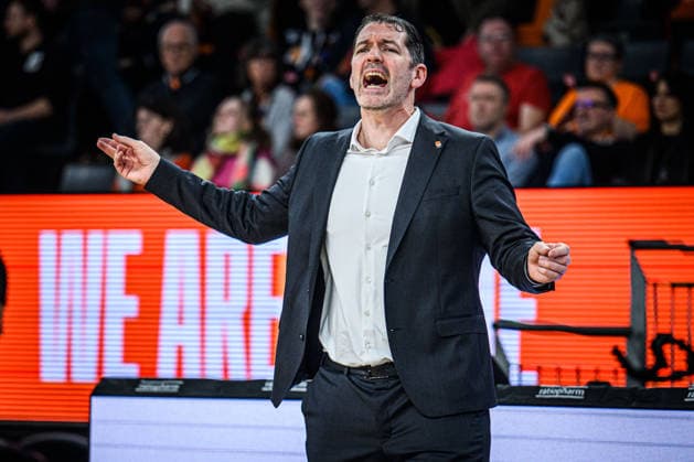 Neu Ulm, Deutschland, 08.02.26: Head Coach Ty Harrelson (ratiopharm ulm) gestikuliert, gestik waehrend des Basketball Bundesliga Spiels zwischen ratiopharm ulm vs VET-CONCEPT Gladiators Trier in der ratiopharm Arena am 08. Februar 2026 in Neu Ulm, Deutschland. (Foto von Harry Langer DeFodi Images) ratiopharm Arena, Germany, 08.02.26: Head Coach Ty Harrelson (ratiopharm ulm) gestures during the Basketball Bundesliga match between ratiopharm ulm vs VET-CONCEPT Gladiators Trier at Neu Ulm on February 8, 2026 in ratiopharm Arena, Germany. (Photo by Harry Langer DeFodi Images) (Photo by Harry Langer DeFodi Images) -