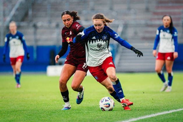 Google Pixel Frauen-Bundesliga: Hamburger SV vs. RB Leipzig, 08.02.2026 Melanie Brunnthaler (Hamburger SV, 11) gegen Lisa Baum (RasenBallsport Leipzig, 11); Fußball, Google Pixel Frauen-Bundesliga, 17. Spieltag: Hamburger SV vs. RB Leipzig am 08.02.2026 im Volksparkstadion, Hamburg DFB REGULATIONS PROHIBIT ANY USE OF PHOTOGRAPHS AS IMAGE SEQUENCES AND OR QUASI-VIDEO. Copyright: xBEAUTIFULxSPORTS Tonhäuserx