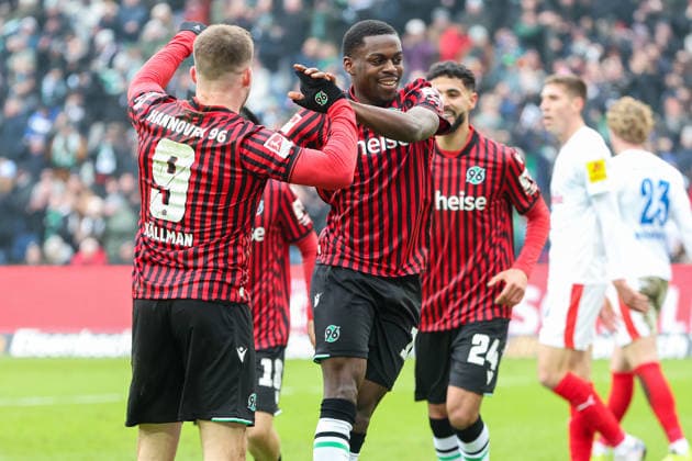 2. Bundesliga - Hannover 96 - Holstein Kiel am 08.02.2026 in der Heinz von Heiden Arena in Hannover Jubel, Torjubel, Torschuetze, Torschütze Noel Aseko Nkili (Hannover) jubelt nach seinem Tor zum 2 zu 0 mit Benjamin Källman Kaellman (Hannover)
