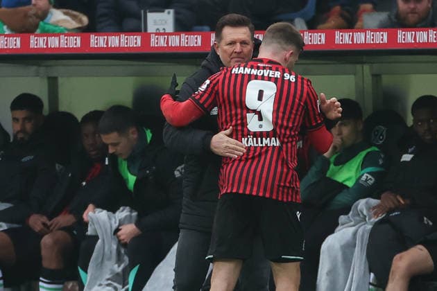 2. Bundesliga - Hannover 96 - Holstein Kiel am 08.02.2026 in der Heinz von Heiden Arena in Hannover Trainer Christian Titz (Hannover) umarmt Benjamin Källman Kaellman (Hannover)