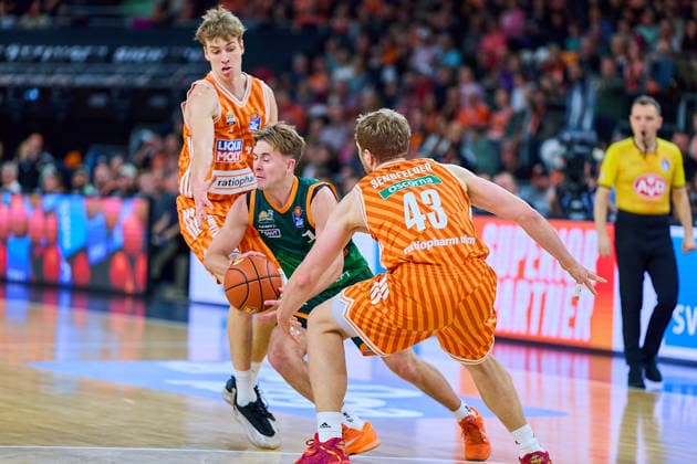 Tobias Jensen (ratiopharm ulm, 07), Steven Ashworth (Gladiators Trier, 01), Christian Sengfelder (ratiopharm ulm, 43) GER, ratiopharm ulm vs. Gladiators Trier, Basketball, 21. Spieltag, EasyCredit Bundesliga, Spielzeit 2025 2026, 08.02.2026 GER, ratiopharm ulm vs. Gladiators Trier, Basketball, 21. Spieltag, EasyCredit Bundesliga, Spielzeit 2025 2026, 08.02.2026 Neu-Ulm Copyright: xEibner-Pressefoto GeraldxOelze-dexStoppanyx EP_ODS