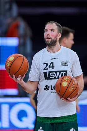 JJ Mann (Gladiators Trier, 24) mit 2 Baellen GER, ratiopharm ulm vs. Gladiators Trier, Basketball, 21. Spieltag, EasyCredit Bundesliga, Spielzeit 2025 2026, 08.02.2026 GER, ratiopharm ulm vs. Gladiators Trier, Basketball, 21. Spieltag, EasyCredit Bundesliga, Spielzeit 2025 2026, 08.02.2026 Neu-Ulm Copyright: xEibner-Pressefoto GeraldxOelze-dexStoppanyx EP_ODS