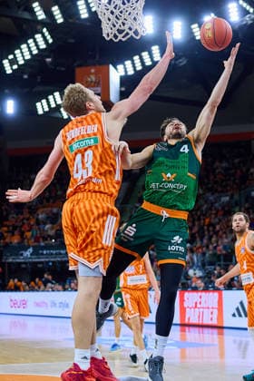 Zweikampf, Duell unter dem Korb zwischen Christian Sengfelder (ratiopharm ulm, 43) und Clayton Guilozet (Gladiators Trier, 04) GER, ratiopharm ulm vs. Gladiators Trier, Basketball, 21. Spieltag, EasyCredit Bundesliga, Spielzeit 2025 2026, 08.02.2026 GER, ratiopharm ulm vs. Gladiators Trier, Basketball, 21. Spieltag, EasyCredit Bundesliga, Spielzeit 2025 2026, 08.02.2026 Neu-Ulm Copyright: xEibner-Pressefoto GeraldxOelze-dexStoppanyx EP_ODS