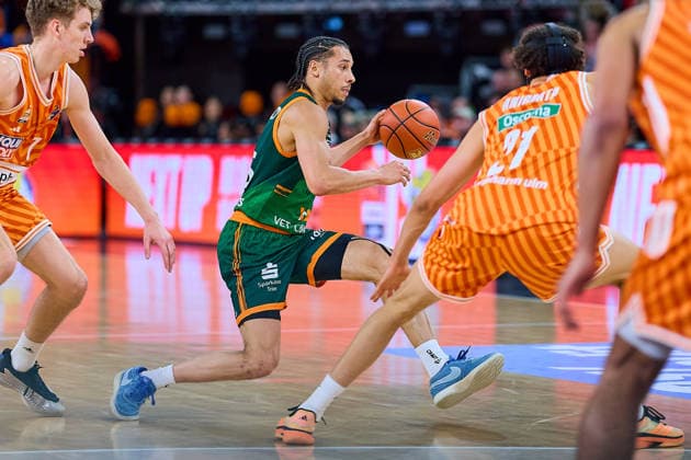 Jordan Roland (Gladiators Trier, 15)Alec Anigbata (ratiopharm ulm, 21) GER, ratiopharm ulm vs. Gladiators Trier, Basketball, 21. Spieltag, EasyCredit Bundesliga, Spielzeit 2025 2026, 08.02.2026 GER, ratiopharm ulm vs. Gladiators Trier, Basketball, 21. Spieltag, EasyCredit Bundesliga, Spielzeit 2025 2026, 08.02.2026 Neu-Ulm Copyright: xEibner-Pressefoto GeraldxOelze-dexStoppanyx EP_ODS
