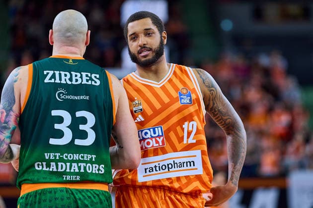 Maik Zirbes (Gladiators Trier, 33), Joel Soriano (ratiopharm ulm, 12) im Gespraech GER, ratiopharm ulm vs. Gladiators Trier, Basketball, 21. Spieltag, EasyCredit Bundesliga, Spielzeit 2025 2026, 08.02.2026 GER, ratiopharm ulm vs. Gladiators Trier, Basketball, 21. Spieltag, EasyCredit Bundesliga, Spielzeit 2025 2026, 08.02.2026 Neu-Ulm Copyright: xEibner-Pressefoto GeraldxOelze-dexStoppanyx EP_ODS