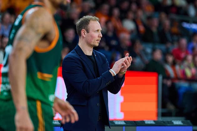 Jaques Schneider (Gladiators Trier, Head Coach)applaudiert GER, ratiopharm ulm vs. Gladiators Trier, Basketball, 21. Spieltag, EasyCredit Bundesliga, Spielzeit 2025 2026, 08.02.2026 GER, ratiopharm ulm vs. Gladiators Trier, Basketball, 21. Spieltag, EasyCredit Bundesliga, Spielzeit 2025 2026, 08.02.2026 Neu-Ulm Copyright: xEibner-Pressefoto GeraldxOelze-dexStoppanyx EP_ODS