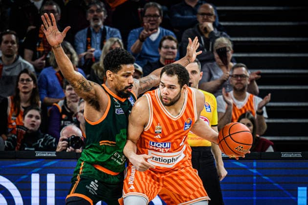 Neu Ulm, Deutschland, 08.02.26: Urald King (VET-CONCEPT Gladiators Trier) und Christopher Ledlum (ratiopharm ulm) im Zweikampf waehrend des Basketball Bundesliga Spiels zwischen ratiopharm ulm vs VET-CONCEPT Gladiators Trier in der ratiopharm Arena am 08. Februar 2026 in Neu Ulm, Deutschland. (Foto von Harry Langer DeFodi Images) ratiopharm Arena, Germany, 08.02.26: Urald King (VET-CONCEPT Gladiators Trier) und Christopher Ledlum (ratiopharm ulm) battle for the ball during the Basketball Bundesliga match between ratiopharm ulm vs VET-CONCEPT Gladiators Trier at Neu Ulm on February 8, 2026 in ratiopharm Arena, Germany. (Photo by Harry Langer DeFodi Images) (Photo by Harry Langer DeFodi Images) -