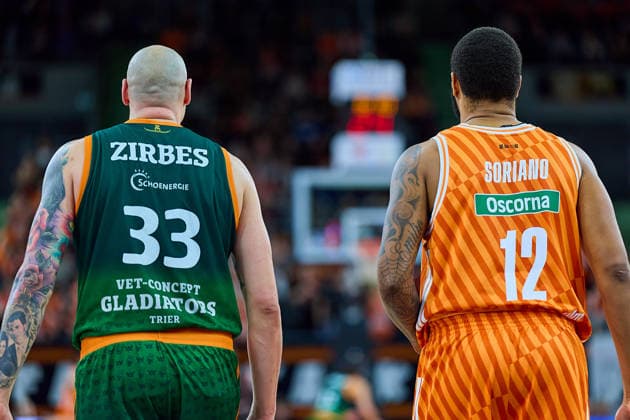Maik Zirbes (Gladiators Trier, 33), Joel Soriano (ratiopharm ulm, 12) GER, ratiopharm ulm vs. Gladiators Trier, Basketball, 21. Spieltag, EasyCredit Bundesliga, Spielzeit 2025 2026, 08.02.2026 GER, ratiopharm ulm vs. Gladiators Trier, Basketball, 21. Spieltag, EasyCredit Bundesliga, Spielzeit 2025 2026, 08.02.2026 Neu-Ulm Copyright: xEibner-Pressefoto GeraldxOelze-dexStoppanyx EP_ODS