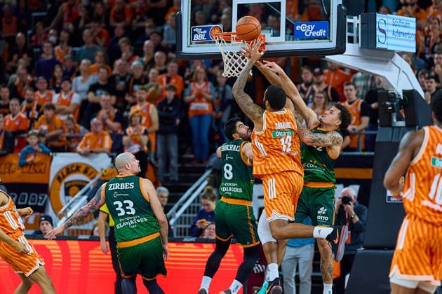 Kampf unter dem Korb Maik Zirbes (Gladiators Trier, 33), Behnam Yakhchali (Gladiators Trier, 08), Malik Osborne (ratiopharm ulm, 10), Nolan Adekunle (Gladiators Trier, 22) GER, ratiopharm ulm vs. Gladiators Trier, Basketball, 21. Spieltag, EasyCredit Bundesliga, Spielzeit 2025 2026, 08.02.2026 GER, ratiopharm ulm vs. Gladiators Trier, Basketball, 21. Spieltag, EasyCredit Bundesliga, Spielzeit 2025 2026, 08.02.2026 Neu-Ulm Copyright: xEibner-Pressefoto GeraldxOelze-dexStoppanyx EP_ODS