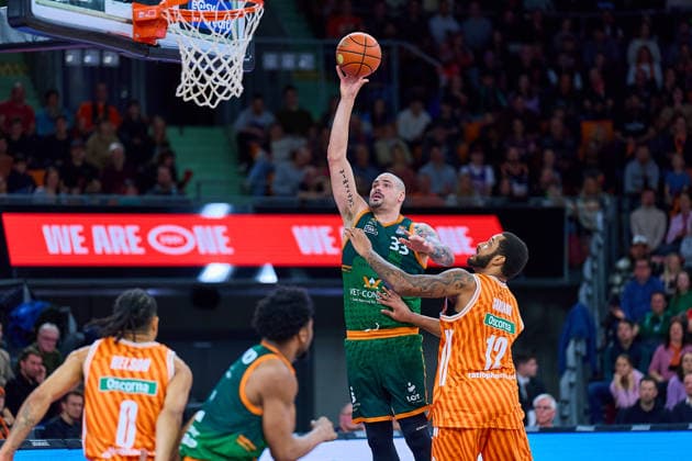 Korbwurf Maik Zirbes (Gladiators Trier, 33), Joel Soriano (ratiopharm ulm, 12) GER, ratiopharm ulm vs. Gladiators Trier, Basketball, 21. Spieltag, EasyCredit Bundesliga, Spielzeit 2025 2026, 08.02.2026 GER, ratiopharm ulm vs. Gladiators Trier, Basketball, 21. Spieltag, EasyCredit Bundesliga, Spielzeit 2025 2026, 08.02.2026 Neu-Ulm Copyright: xEibner-Pressefoto GeraldxOelze-dexStoppanyx EP_ODS