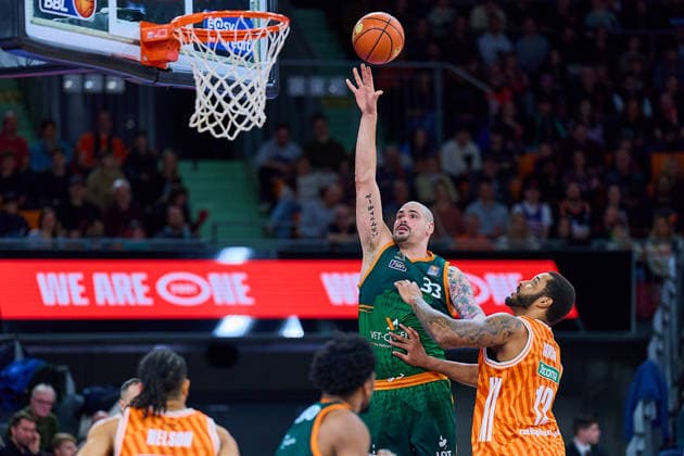 Korbwurf Maik Zirbes (Gladiators Trier, 33), Joel Soriano (ratiopharm ulm, 12) GER, ratiopharm ulm vs. Gladiators Trier, Basketball, 21. Spieltag, EasyCredit Bundesliga, Spielzeit 2025 2026, 08.02.2026 GER, ratiopharm ulm vs. Gladiators Trier, Basketball, 21. Spieltag, EasyCredit Bundesliga, Spielzeit 2025 2026, 08.02.2026 Neu-Ulm Copyright: xEibner-Pressefoto GeraldxOelze-dexStoppanyx EP_ODS