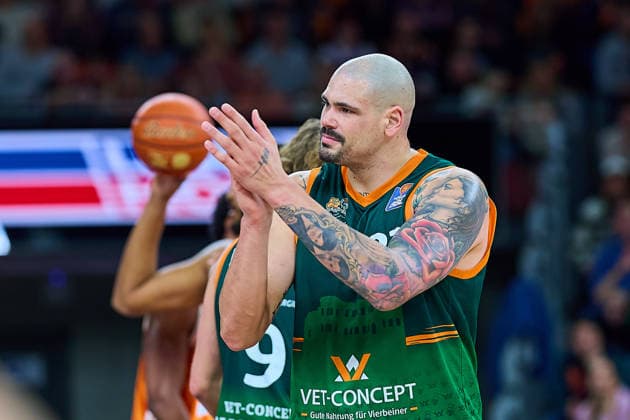 Maik Zirbes (Gladiators Trier, 33) applaudiert GER, ratiopharm ulm vs. Gladiators Trier, Basketball, 21. Spieltag, EasyCredit Bundesliga, Spielzeit 2025 2026, 08.02.2026 GER, ratiopharm ulm vs. Gladiators Trier, Basketball, 21. Spieltag, EasyCredit Bundesliga, Spielzeit 2025 2026, 08.02.2026 Neu-Ulm Copyright: xEibner-Pressefoto GeraldxOelze-dexStoppanyx EP_ODS