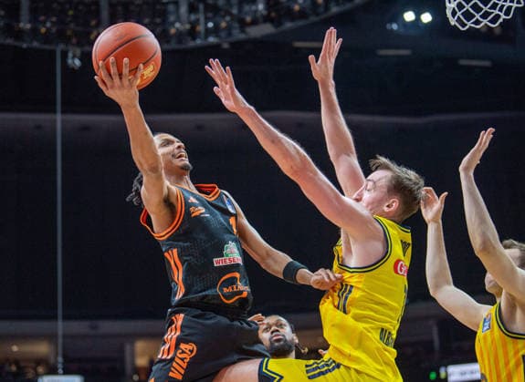Basketball, Herren, Saison 2025 2026, easyCredit BBL (19. Spieltag), Alba Berlin - RASTA Vechta, v.l. Alonzo Verge Jr. (Vechta), Moses Wood (Alba), 08.02.2026, Copyright: xSebastianxRäppold MatthiasxKochx