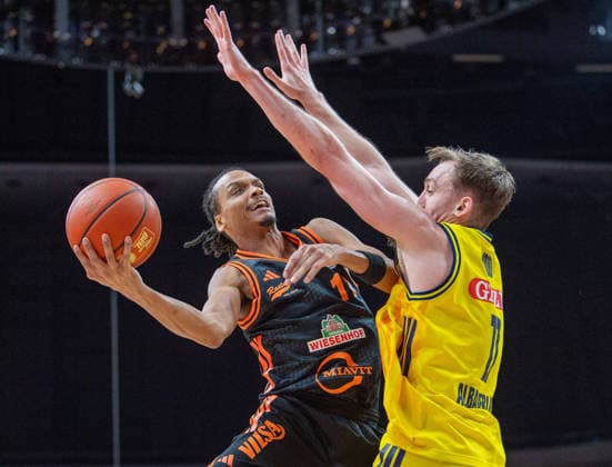 Basketball, Herren, Saison 2025 2026, easyCredit BBL (19. Spieltag), Alba Berlin - RASTA Vechta, v.l. Alonzo Verge Jr. (Vechta), Moses Wood (Alba), 08.02.2026, Copyright: xSebastianxRäppold MatthiasxKochx