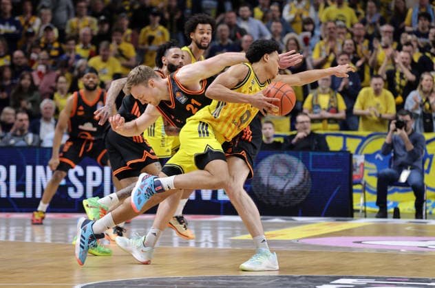 Lars Thiemann, Jack Kayil Zweikampf Spielszene Aktion Basketball BBL Bundesliga Herren 19. Spieltag Saison 2025 2026 08.02.2026 ALBA Berlin vs SC Rasta Vechta